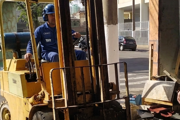 Foto ilustrativa de operação da JL Demolições e Sucatas